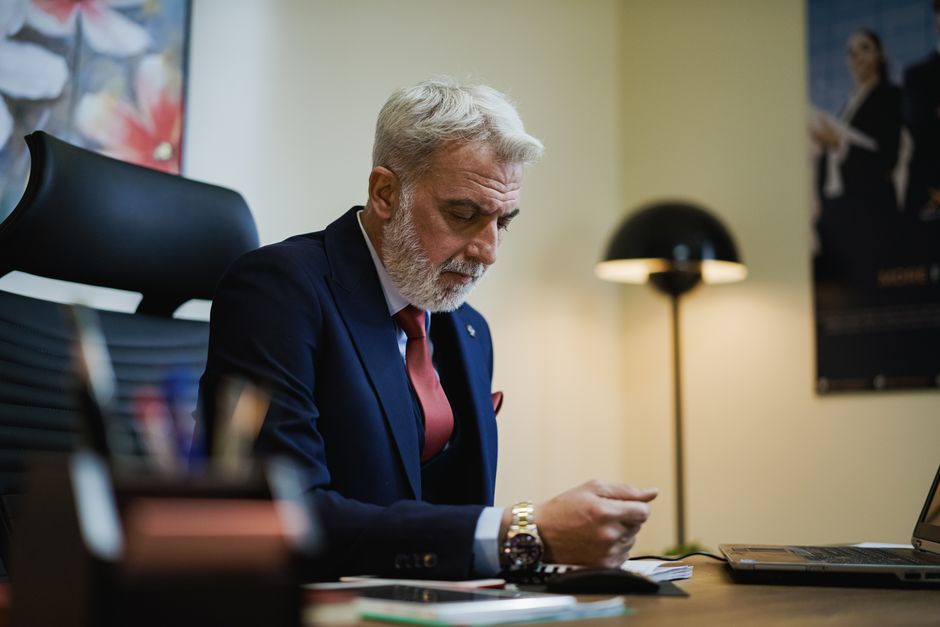 Odvjetnik za radnim stolom proučava dokumentaciju predmeta