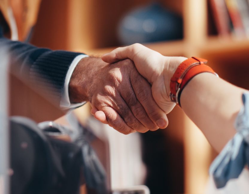 Rukovanje dvoje poslovnih partnera nakon postignutog dogovora