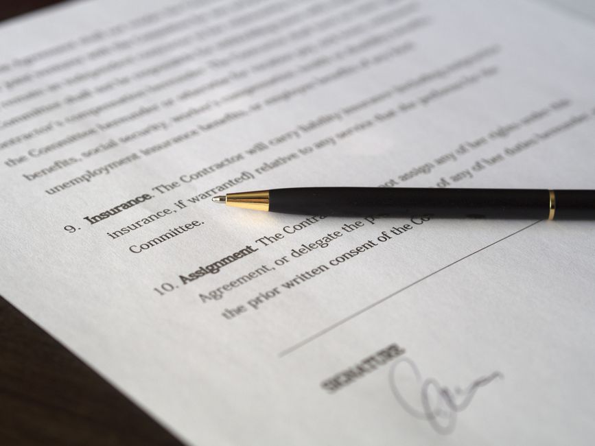 Potpisan poslovni ugovor s olovkom, spreman za ovjeru